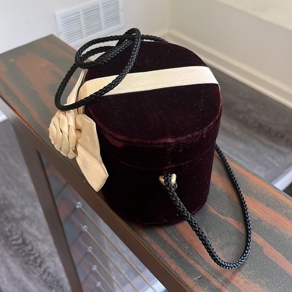 Retro bag with white bow - Picture 2 of 5